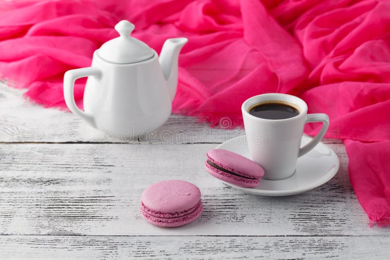 La donna si rilassa il tempo del caffè con lo scialle e la bottiglia di parfum sulla tavola immagine stock La donna si rilassa il tempo del caffè con lo scialle e la bottiglia di parfum sulla tavola immagine stock