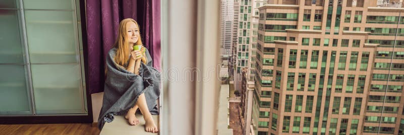 La donna si è avvolta in una coperta e nell'esame dell'INSEGNA grande della città, FORMATO LUNGO immagine stock La donna si è avvolta in una coperta e nell'esame dell'INSEGNA grande della città, FORMATO LUNGO immagine stock