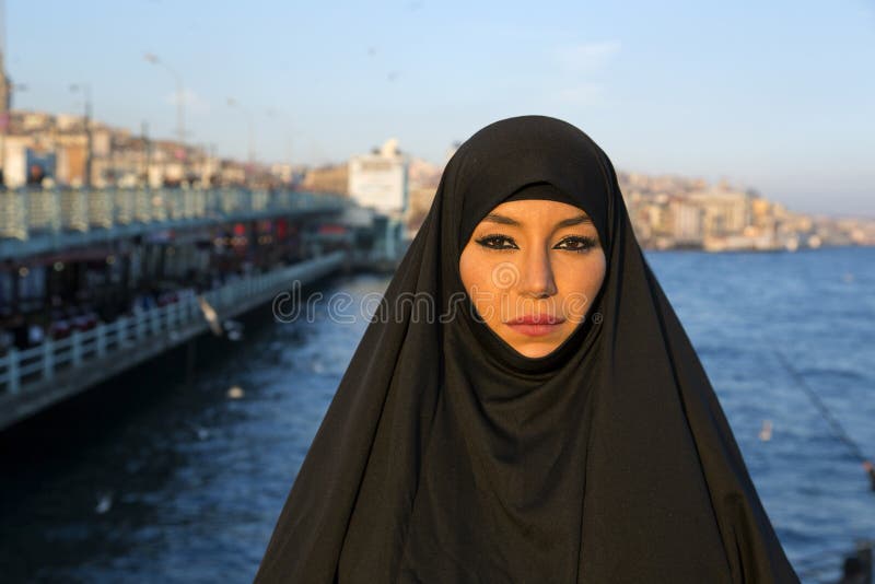 La donna si è vestita con il foulard nero, chador sulla via di Costantinopoli, tacchino