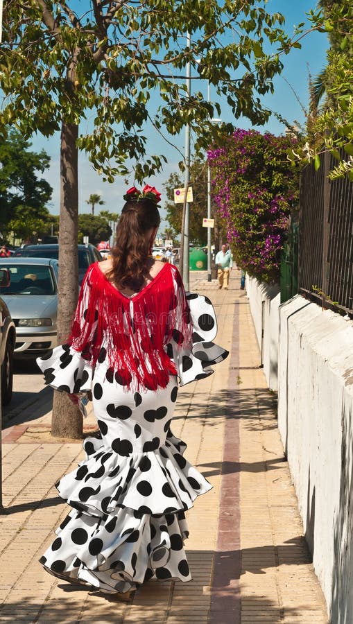 La donna spagnola si è vestita per la celebrazione di carnevale e la camminata in Spagna fotografie stock libere da diritti La donna spagnola si è vestita per la celebrazione di carnevale e la camminata in Spagna fotografie stock libere da diritti
