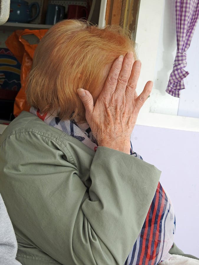 La donna timida della macchina fotografica nasconde il fronte dalla foto fotografie stock La donna timida della macchina fotografica nasconde il fronte dalla foto fotografie stock