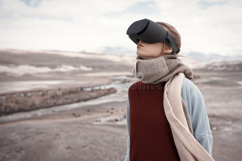 La donna viaggia nella realtà virtuale Natura selvaggia fotografia stock