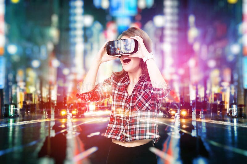 La doppia esposizione, ragazza che ottiene la cuffia avricolare di esperienza VR, sta utilizzando i vetri aumentati della realtà, La doppia esposizione, ragazza che ottiene la cuffia avricolare di esperienza VR, sta utilizzando i vetri aumentati della realtà,