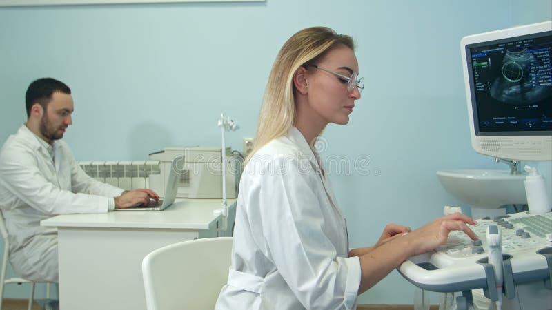 La dottoressa ha detto che i risultati degli ultrasuoni al suo collega con un portatile