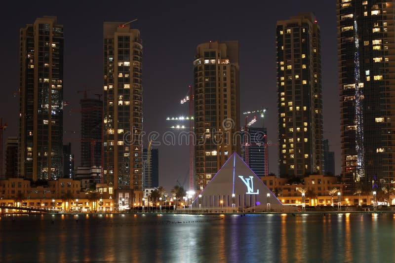 La Doubai. Vista di notte ai grattacieli in ini Doubai, UAE della baia di affari. Ci sarà oltre 230 torrette nel distretto della baia di affari con una costruzione più alta di 508m