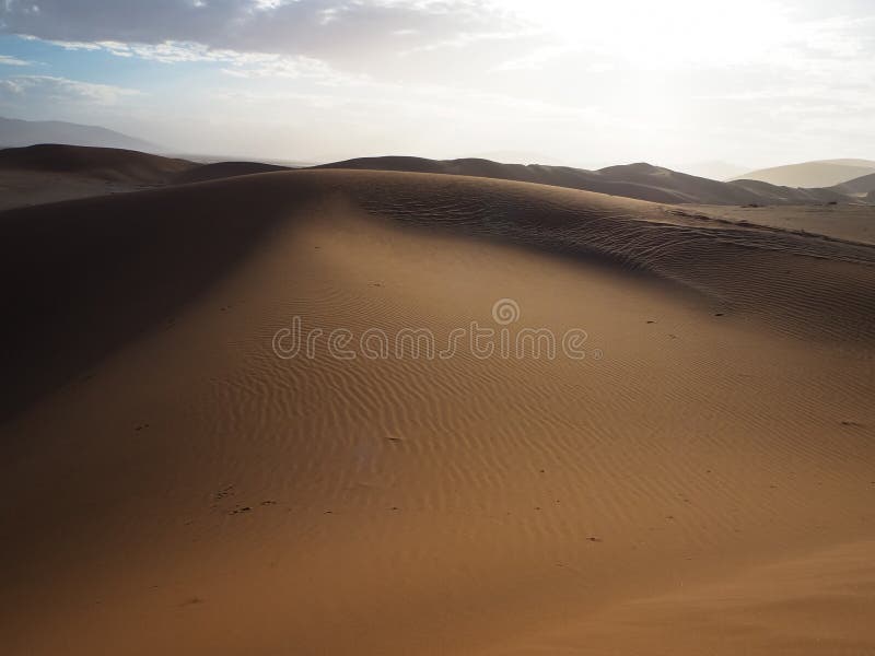 La duna di sabbia rossa arrugginita naturale molle ed il cielo luminoso di vasto deserto abbelliscono il fondo del copyspace con fotografie stock libere da diritti La duna di sabbia rossa arrugginita naturale molle ed il cielo luminoso di vasto deserto abbelliscono il fondo del copyspace con fotografie stock libere da diritti