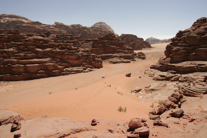 La duna y el desierto rojos de arena ajardinan, ron del lecho de un río seco, Jordania imágenes de archivo libres de regalías La duna y el desierto rojos de arena ajardinan, ron del lecho de un río seco, Jordania imágenes de archivo libres de regalías
