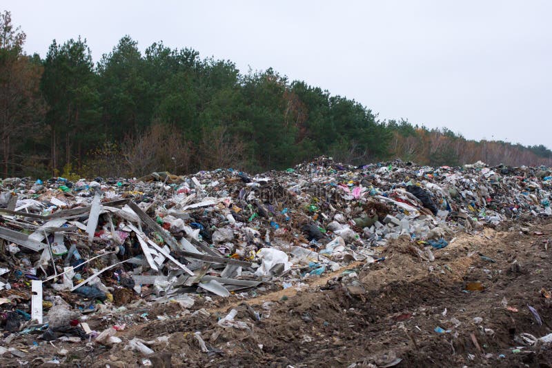 La décharge en Ukraine, piles de plastique a vidé dedans Les routes le long du pêle-mêle de rebut inorganique photographie stock libre de droits La décharge en Ukraine, piles de plastique a vidé dedans Les routes le long du pêle-mêle de rebut inorganique photographie stock libre de droits