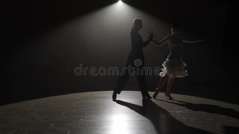 La elegante pareja de baile de la silueta en el centro de atención. almacen de metraje de vídeo