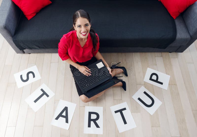 La empresaria joven hermosa que se sienta en el piso, usando una empresaria joven laptopBeautiful que usa un ordenador portátil, imagen de archivo La empresaria joven hermosa que se sienta en el piso, usando una empresaria joven laptopBeautiful que usa un ordenador portátil, imagen de archivo