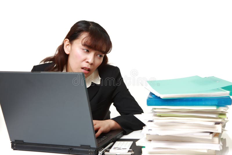 La empresaria se encoge de trabajo de tiempo suplementario foto de archivo La empresaria se encoge de trabajo de tiempo suplementario foto de archivo