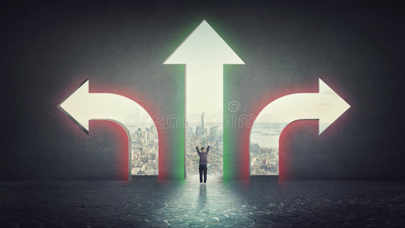 La empresaria tiene que elegir entre tres diversas direcciones indicadas por las flechas que señala en lados opuestos como puerta imagen de archivo La empresaria tiene que elegir entre tres diversas direcciones indicadas por las flechas que señala en lados opuestos como puerta imagen de archivo