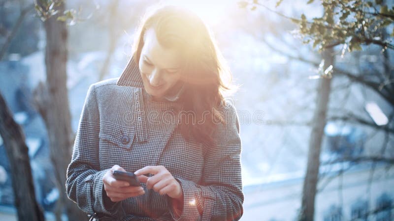 La empresaria utiliza su teléfono móvil