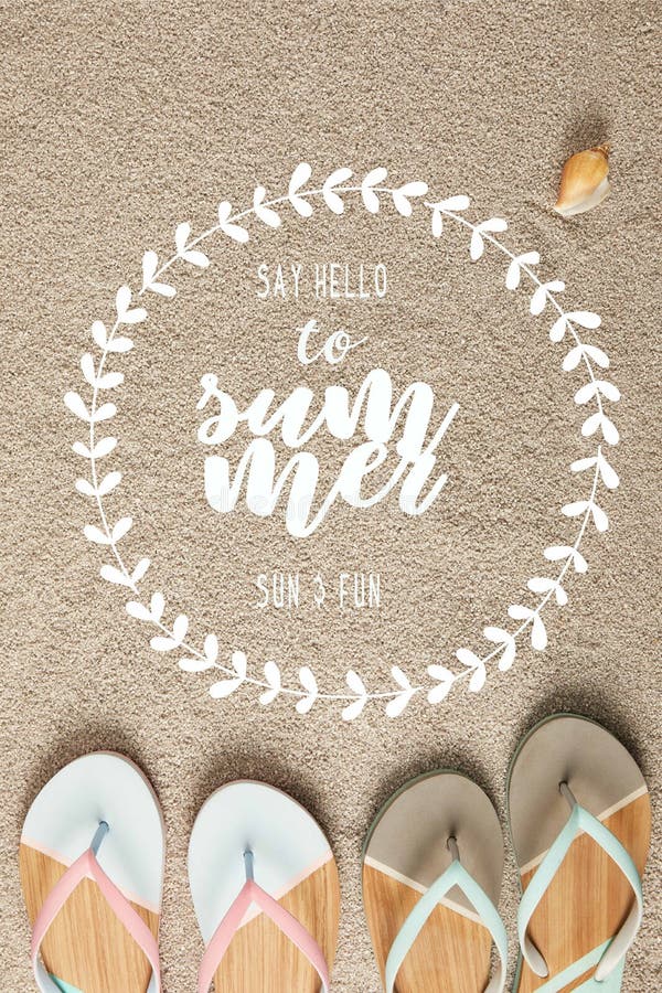 la endecha plana con chancletas del verano y la concha marina en la arena con “dicen hola las letras al verano” en marco floral libre illustration la endecha plana con chancletas del verano y la concha marina en la arena con “dicen hola las letras al verano” en marco floral libre illustration