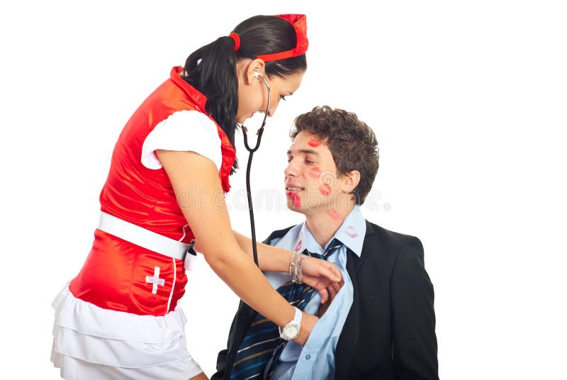 La enfermera atractiva examina al paciente del amante