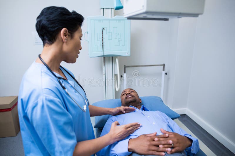 La enfermera examina al paciente