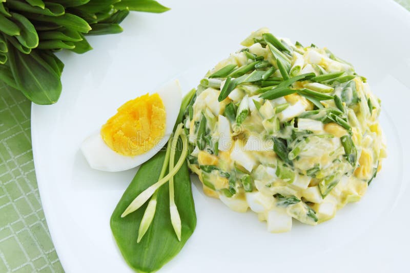 La ensalada con ramen y los huevos imagen de archivo libre de regalías La ensalada con ramen y los huevos imagen de archivo libre de regalías