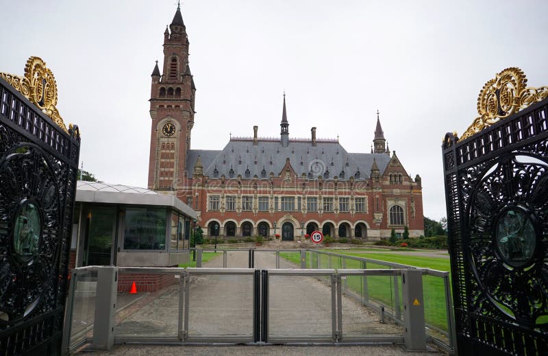 La entrada al palacio de la paz Fachada de un edificio administrativo del derecho internacional fotografía de archivo La entrada al palacio de la paz Fachada de un edificio administrativo del derecho internacional fotografía de archivo