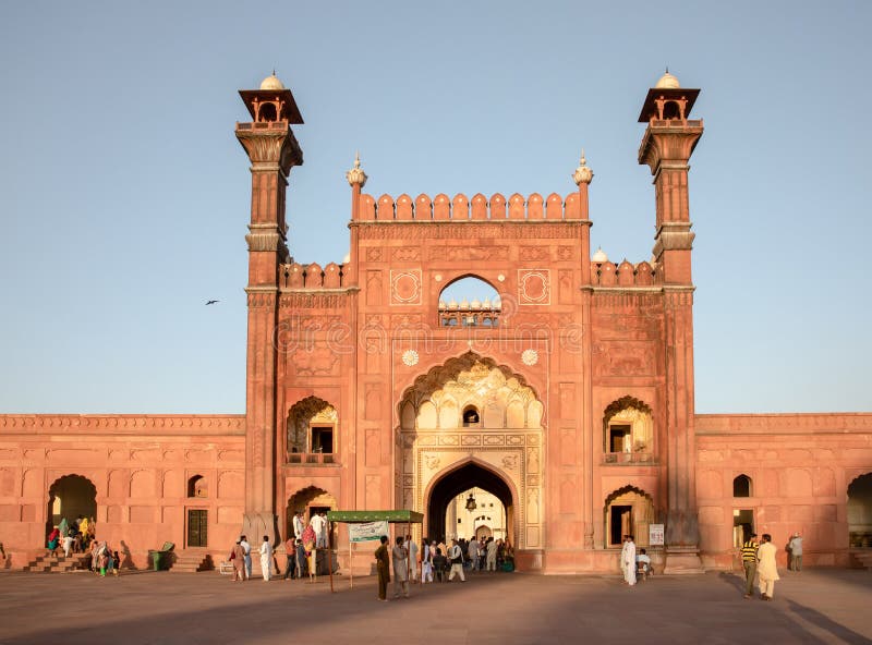 La entrada monumental vista del interior de la mezquita de Badshahi o de la mezquita imperial en Lahore