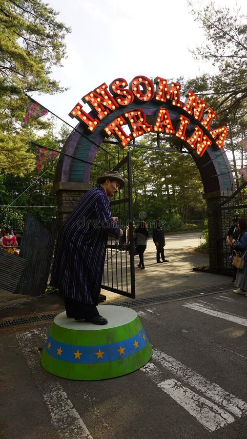 La entrada y un ejecutante de un concierto al aire libre llamaron a Insomnia Train por SEKAI NINGÚN OWARI imagen de archivo La entrada y un ejecutante de un concierto al aire libre llamaron a Insomnia Train por SEKAI NINGÚN OWARI imagen de archivo