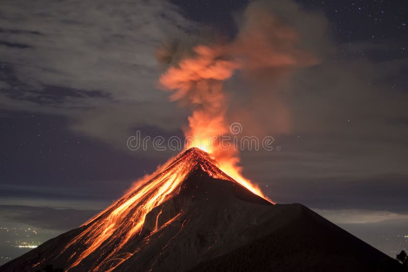 La Erupción Del Volcán Con Lava Capturó En La Noche, En Volcano Fuego En  Guatemala Foto de archivo - Imagen de terremoto, america: 111326246