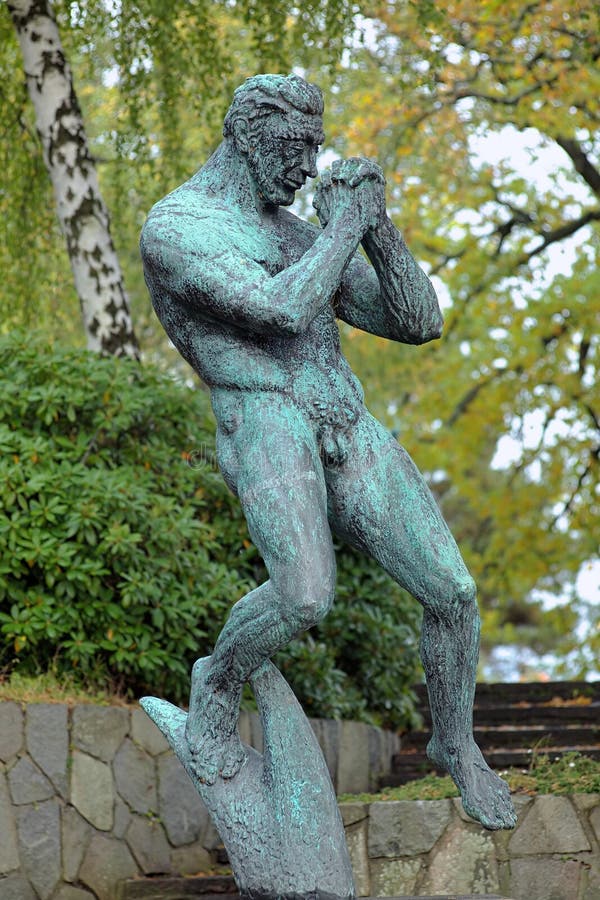 La escultura de rogación del hombre en Millesgarden, Estocolmo foto de archivo libre de regalías La escultura de rogación del hombre en Millesgarden, Estocolmo foto de archivo libre de regalías