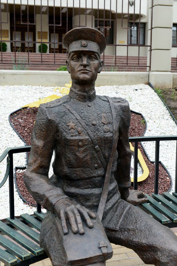 La escultura del policía del ` The Guardian de la composición de la ley del ` siempre cerca del edificio de la policía del Nizhny imágenes de archivo libres de regalías La escultura del policía del ` The Guardian de la composición de la ley del ` siempre cerca del edificio de la policía del Nizhny imágenes de archivo libres de regalías
