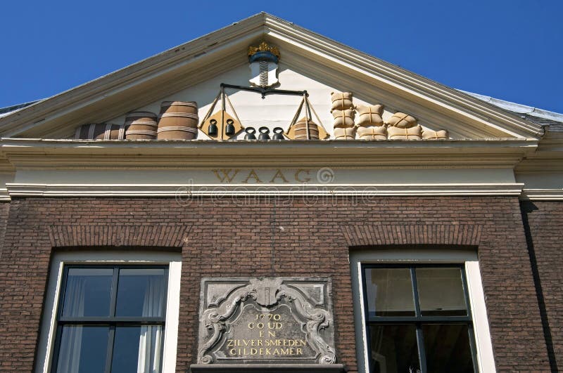 La escultura en antiguo pesa la casa en Leiden imagenes de archivo La escultura en antiguo pesa la casa en Leiden imagenes de archivo