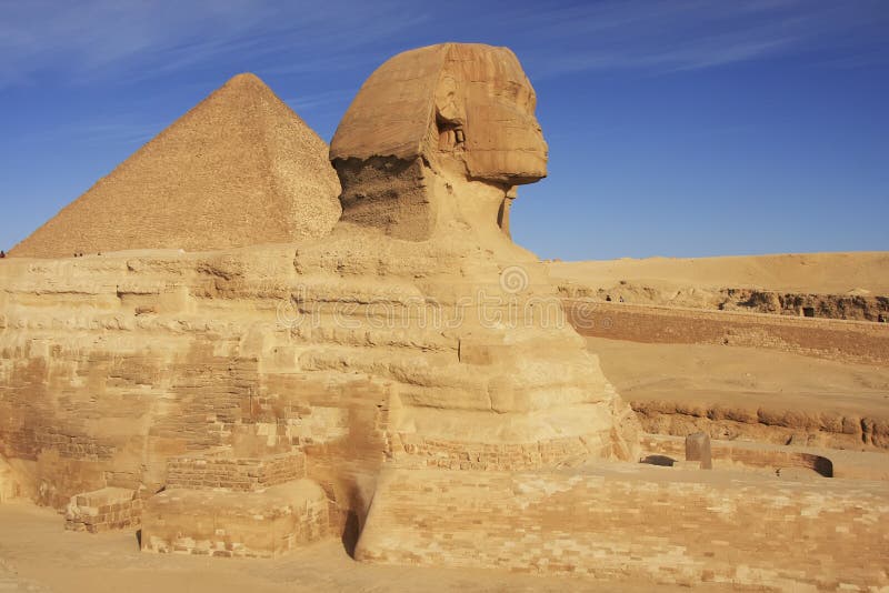 La esfinge y la gran pirámide de Khufu, El Cairo fotografía de archivo libre de regalías La esfinge y la gran pirámide de Khufu, El Cairo fotografía de archivo libre de regalías