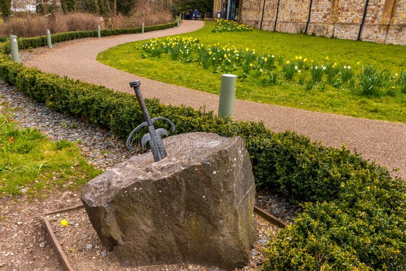 La espada pegada en piedra imágenes de archivo libres de regalías La espada pegada en piedra imágenes de archivo libres de regalías