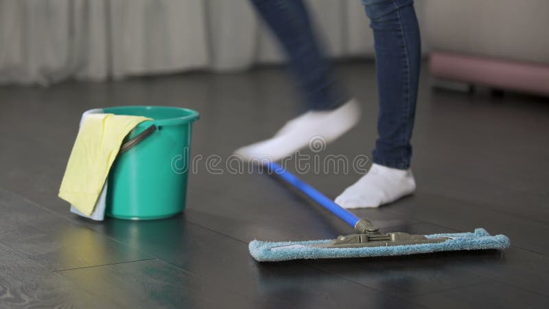 La esposa cansó de servir a su hombre y de limpiar a casa cada día, tiranizando en familia