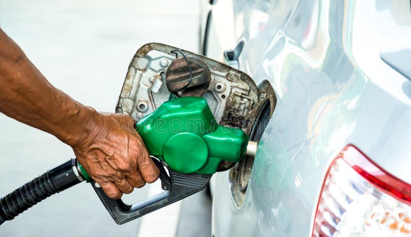 La estación del gas combustible de la boca completa el tanque del coche imagen de archivo libre de regalías La estación del gas combustible de la boca completa el tanque del coche imagen de archivo libre de regalías