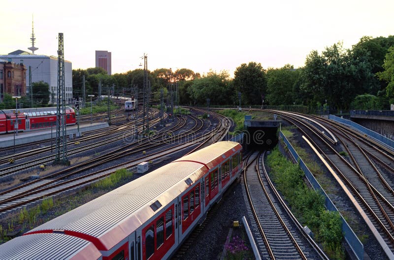 La estación principal de Hamburgo en la tarde con las vías de ferrocarril entrena y la imagen del reloj de la torre fue tardada e foto de archivo libre de regalías