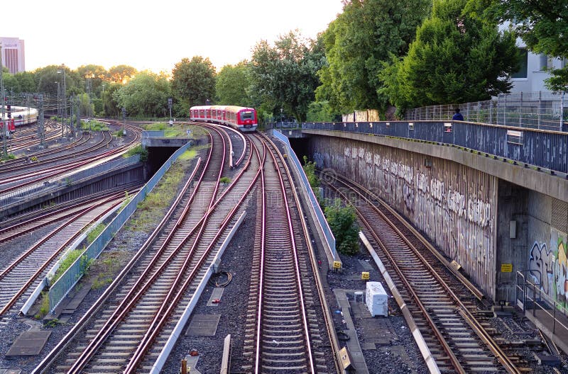 La estación principal de Hamburgo en la tarde con las vías de ferrocarril entrena y la imagen del reloj de la torre fue tardada e fotografía de archivo libre de regalías