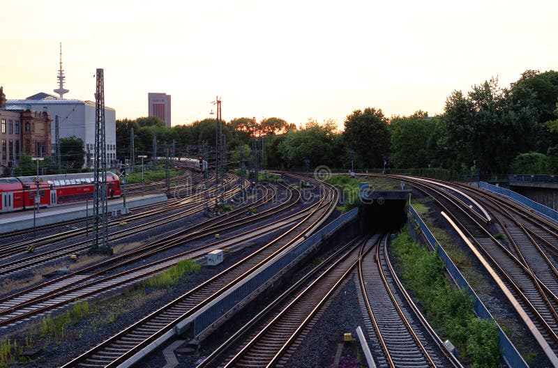 La estación principal de Hamburgo en la tarde con las vías de ferrocarril entrena y la imagen del reloj de la torre fue tardada e fotos de archivo