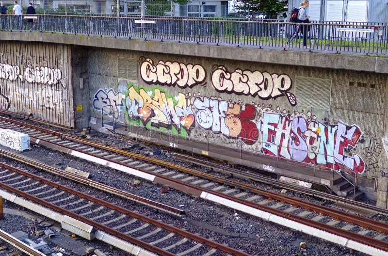 La estación principal de Hamburgo en la tarde con las vías de ferrocarril entrena y la imagen del reloj de la torre fue tardada e fotografía de archivo libre de regalías