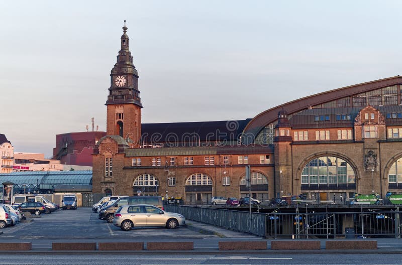 La estación principal de Hamburgo en la tarde con las vías de ferrocarril entrena y la imagen del reloj de la torre fue tardada e foto de archivo
