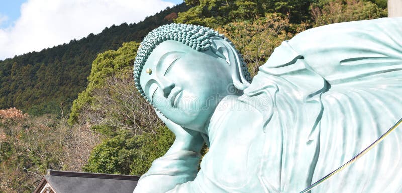 La estatua de bronce de la estatua de descanso de Buda en el templo de Nanzoin en Sasaguri, Fukuoka, Japón imagen de archivo La estatua de bronce de la estatua de descanso de Buda en el templo de Nanzoin en Sasaguri, Fukuoka, Japón imagen de archivo
