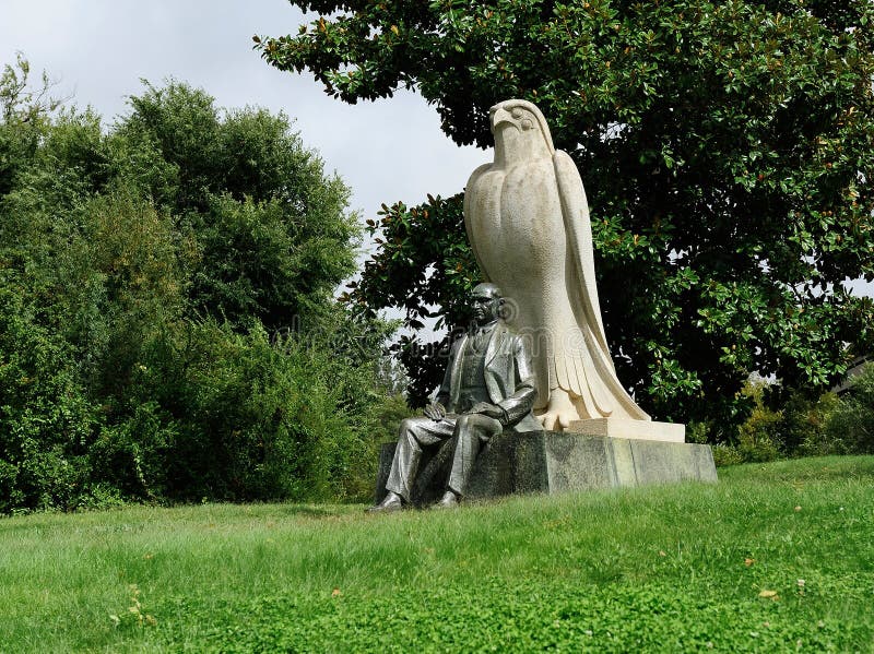 La estatua de Calouste Gulbenkian cerca de la fundación de Gulbenkian, L foto de archivo La estatua de Calouste Gulbenkian cerca de la fundación de Gulbenkian, L foto de archivo