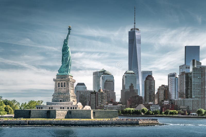 La estatua de la libertad con un fondo del World Trade Center, señales de New York City