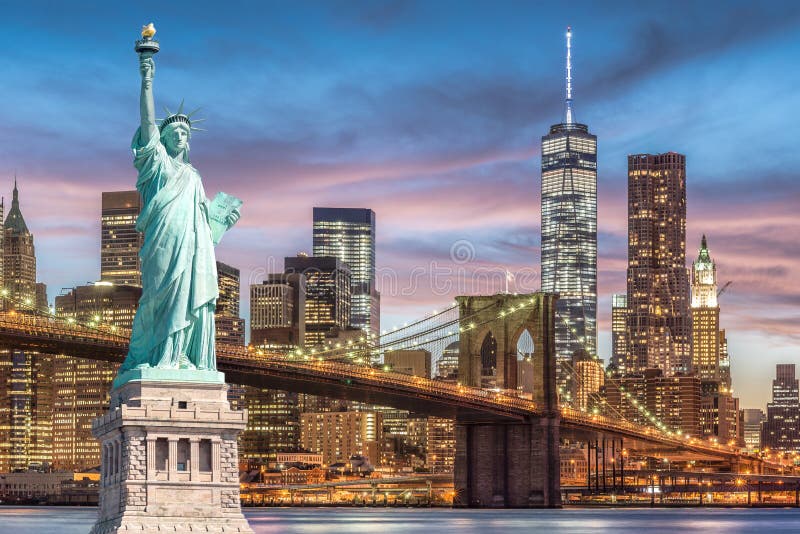 La estatua de la libertad y puente de Brooklyn con la opinión crepuscular de la puesta del sol del fondo del World Trade Center