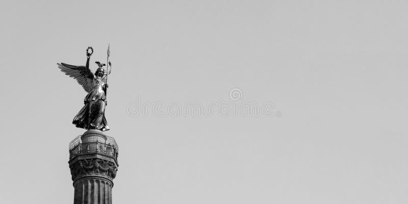 La estatua de oro de Victoria On Top de Victory Column en Berlín, Alemania contra un cielo azul con el espacio de la copia fotografía de archivo libre de regalías La estatua de oro de Victoria On Top de Victory Column en Berlín, Alemania contra un cielo azul con el espacio de la copia fotografía de archivo libre de regalías