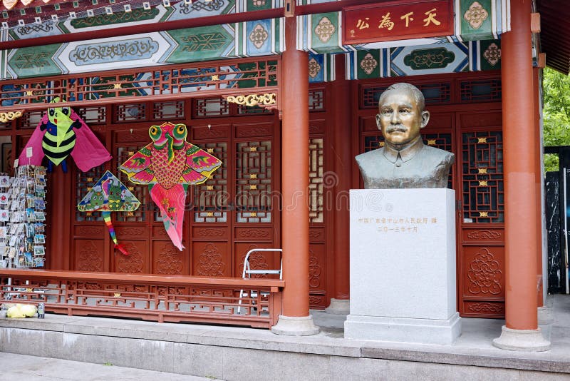La estatua de Sun Yat-sen, fundador de la República de China en Chinatown en Montreal, Quebec, Canadá fotografía de archivo La estatua de Sun Yat-sen, fundador de la República de China en Chinatown en Montreal, Quebec, Canadá fotografía de archivo