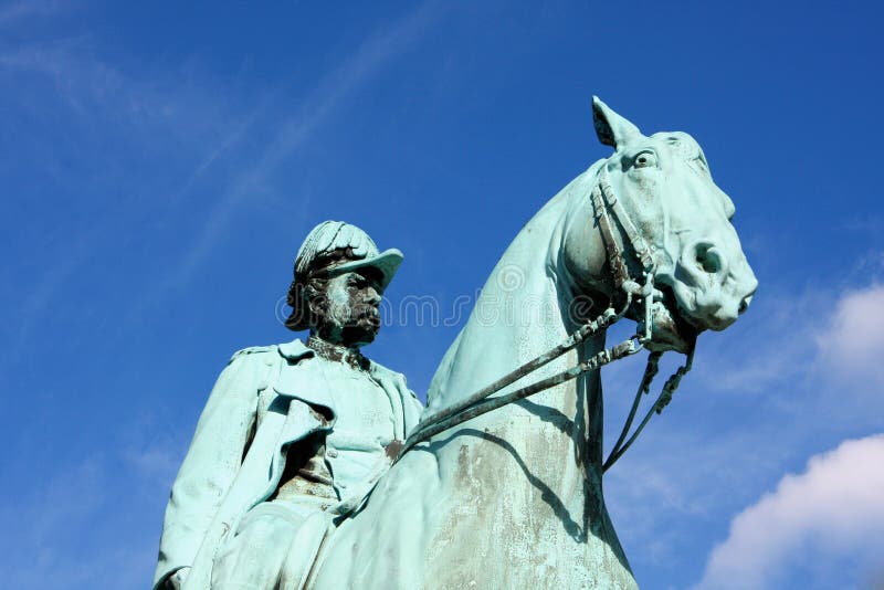 La estatua ecuestre de rey Frederik VII delante del Chris