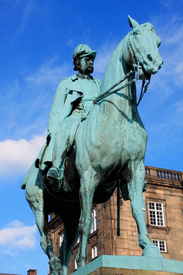 La estatua ecuestre de rey Frederik VII delante del Chris