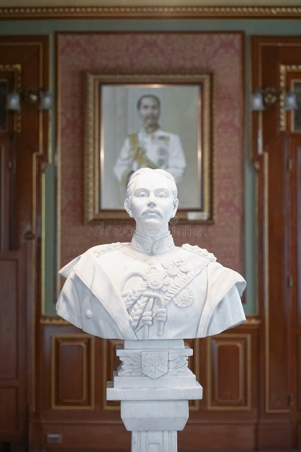 La estatua interior del último rey de Tailandia, rey Rama V foto de archivo La estatua interior del último rey de Tailandia, rey Rama V foto de archivo