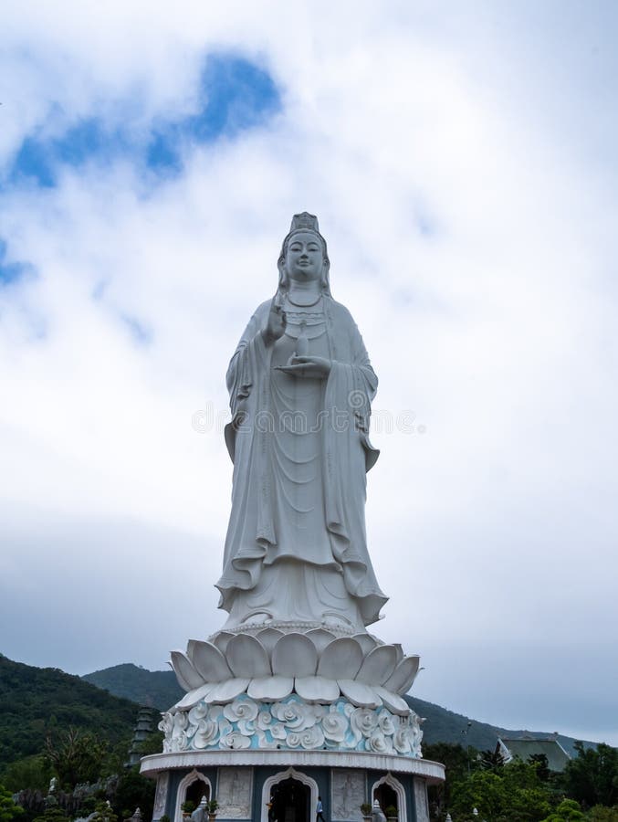 La estatua más alta de buddha en vietnam. estatua de guanyin en la península de son, en la ciudad central de da nang