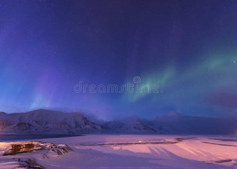 La estrella ártica polar del cielo del aurora borealis de la aurora boreal en montañas de la ciudad de Noruega Svalbard Longyearb imagenes de archivo La estrella ártica polar del cielo del aurora borealis de la aurora boreal en montañas de la ciudad de Noruega Svalbard Longyearb imagenes de archivo
