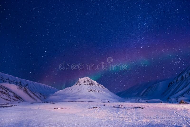 La estrella ártica polar Noruega Svalbard del cielo del aurora borealis de la aurora boreal en montañas de la ciudad de Longyearb foto de archivo La estrella ártica polar Noruega Svalbard del cielo del aurora borealis de la aurora boreal en montañas de la ciudad de Longyearb foto de archivo