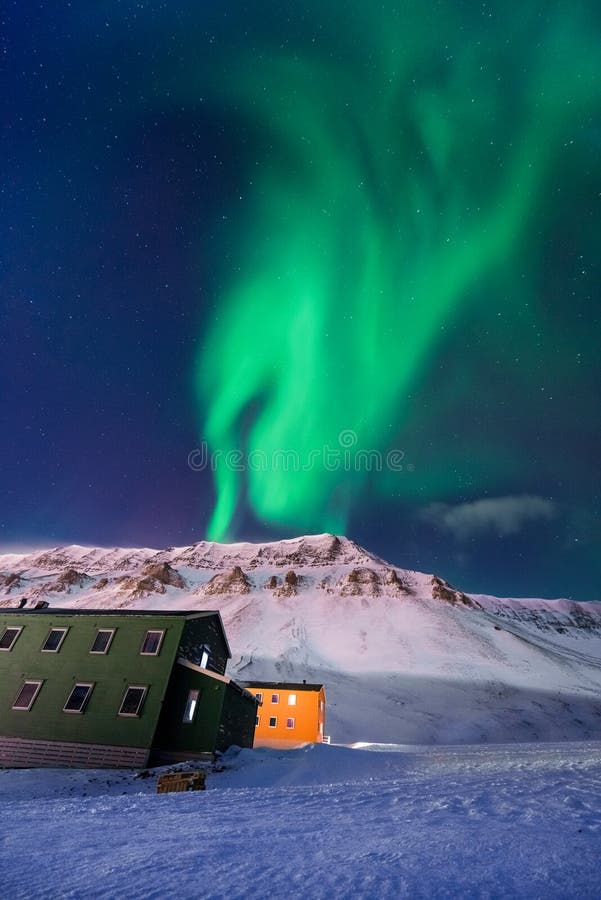 La estrella ártica polar Noruega Svalbard del cielo del aurora borealis de la aurora boreal en montañas de la ciudad de Longyearb fotos de archivo libres de regalías La estrella ártica polar Noruega Svalbard del cielo del aurora borealis de la aurora boreal en montañas de la ciudad de Longyearb fotos de archivo libres de regalías